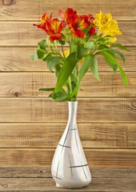 Ahşap arkaplanda çiçekler