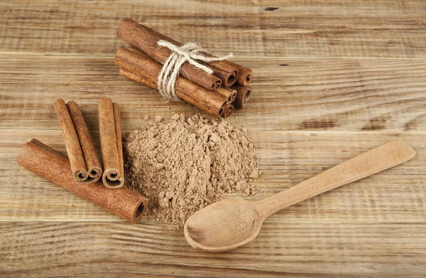 Canela sobre una mesa de madera — Foto de Stock