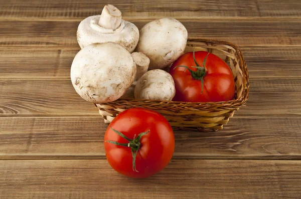 Champiñones y tomates —  Fotos de Stock