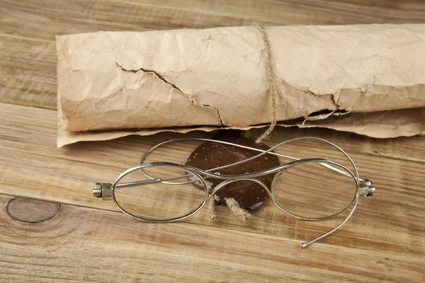 Old paper and glasses — Stock Photo, Image