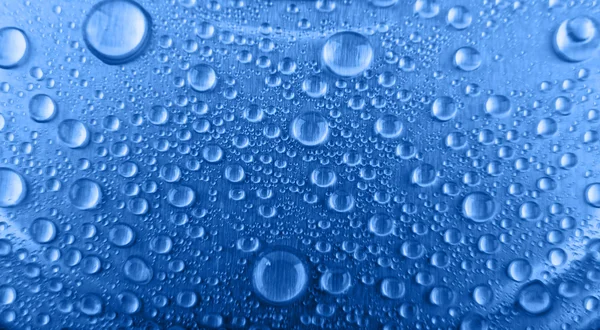 水滴が抽象的なブルー — ストック写真