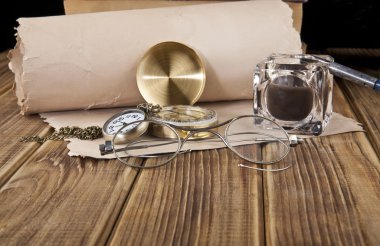 eski gözlük, kağıt, kalem, saat ve pusula