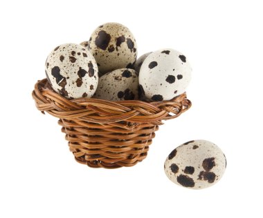 Beyaz arka planda izole edilmiş bıldırcın yumurtaları.