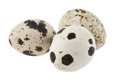 Beyaz arka planda izole edilmiş bıldırcın yumurtaları.