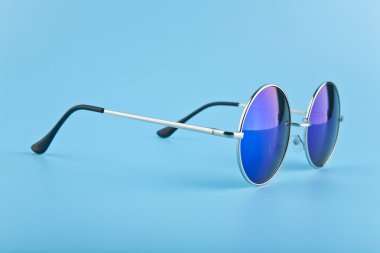 koyu mavi gözlük ile yuvarlak gözlük