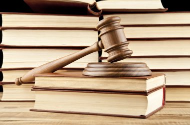 Kitaplar ve tahta tokmak