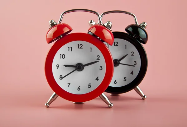 Czarny i czerwony alarm clock — Zdjęcie stockowe