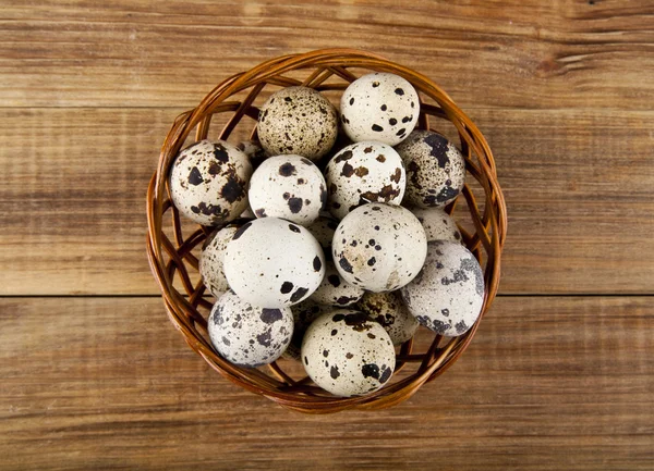 Quail eggs on a wooden background — Stock Photo, Image