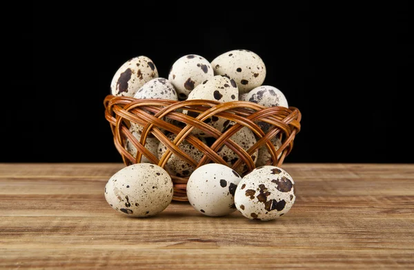 Huevos de codorniz están aislados sobre un fondo negro —  Fotos de Stock