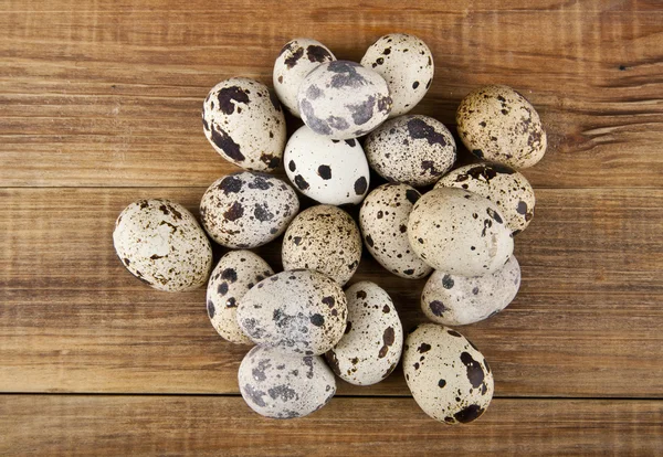 Quail eggs on a wooden background — Stock Photo, Image