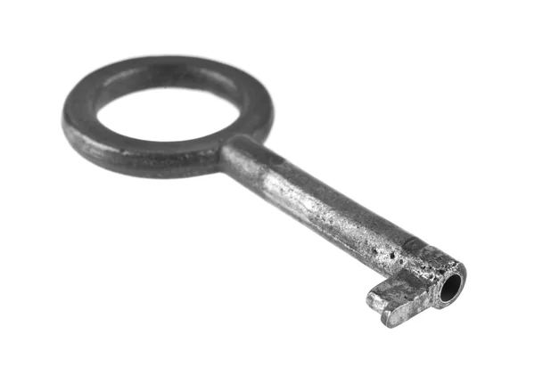 กุญแจเก่าถูกแยกจากพื้นหลังสีขาว — ภาพถ่ายสต็อก