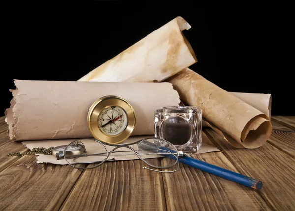 Vieux verres, papier, stylo, horloge et boussole — Photo