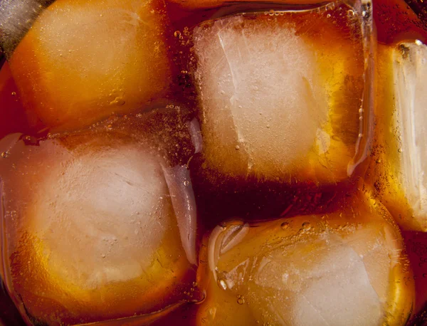 Cola con cubitos de hielo —  Fotos de Stock
