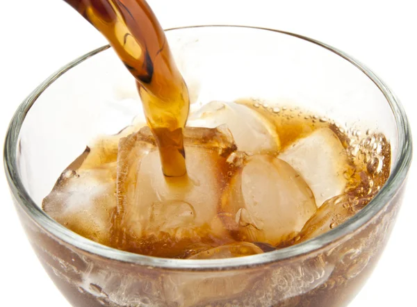 Cola mit Eis trinken — Stockfoto