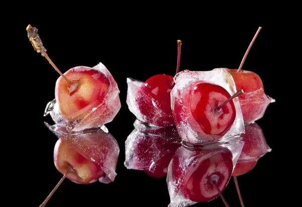 氷、赤りんごの塊で冷凍 — ストック写真
