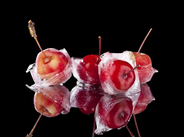 氷、赤りんごの塊で冷凍 — ストック写真
