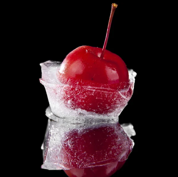 Congelado en trozos de hielo, manzanas rojas —  Fotos de Stock