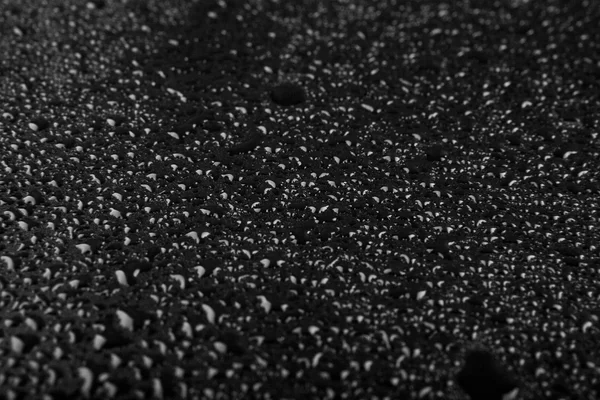 Капли воды на черном фоне крупный план — стоковое фото