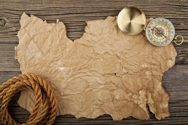 eski kağıt, pusula ve ip