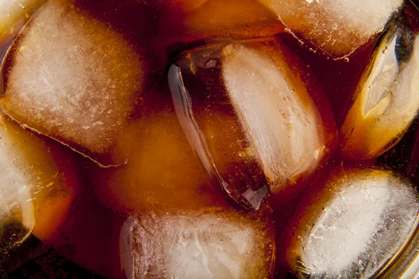 Primo piano di vetro di cola con ghiaccio — Foto Stock