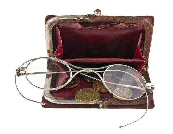 Старый кошелек с деньгами и старыми очками — стоковое фото