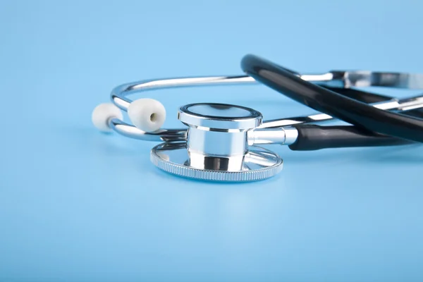 Stethoskop auf blauem Hintergrund Nahaufnahme — Stockfoto