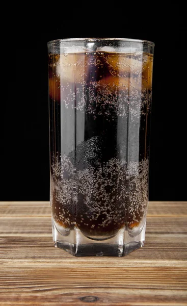 Glas mit Getränk und Eis — Stockfoto