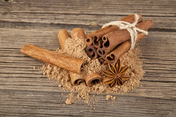 Canela sobre fondo de madera primer plano — Foto de Stock