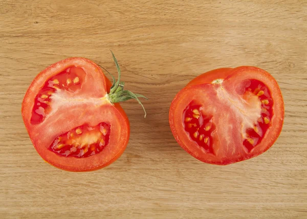 Tomates sobre fondo de madera — Foto de Stock