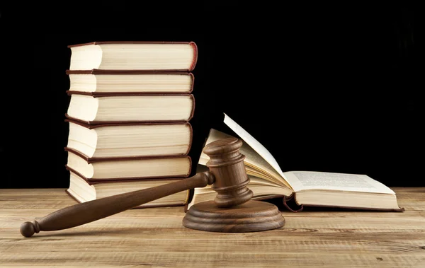 Books and wooden gavel — Stock Photo, Image