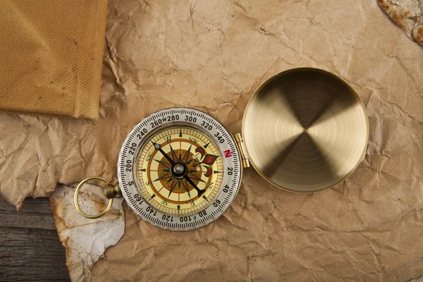 Kompas op oud papier — Stockfoto