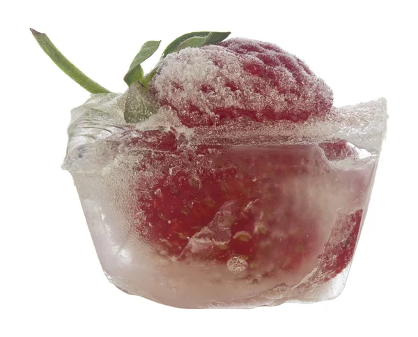 Fraises Congelées Dans Glace Isolée Sur Fond Blanc Gros Plan — Photo