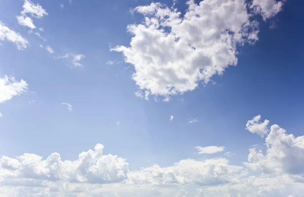 Cielo Blu Con Nuvole Bianche Come Sfondo — Foto Stock