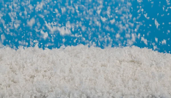 青い背景に白い雪と白い雪の山 クリスマスと年末年始の背景 — ストック写真