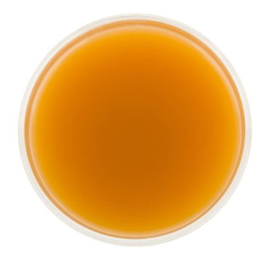 Beyaz arka planda izole edilmiş bir bardak meyve suyu. Yukarıdan görünüşü.