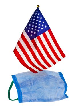 Taçlı virüse karşı mavi koruyucu maske ve beyaz arka planda izole edilmiş Amerikan bayrağı..