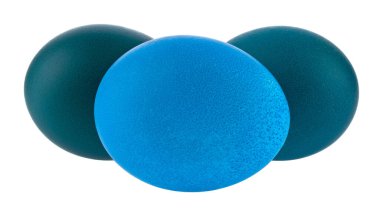 Mavi tavuk yumurtaları beyaz arka planda izole edilmiş..