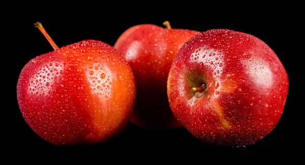 Mele Rosse Gocce Acqua Isolate Fondo Nero Primo Piano — Foto Stock