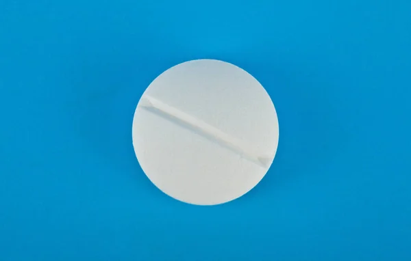Weiße Pille Auf Blauem Hintergrund Großaufnahme Der Blick Von Oben — Stockfoto