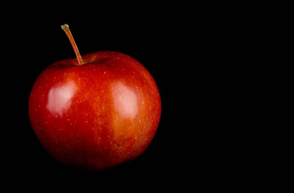 Rosso Succosa Mela Matura Sfondo Nero Primo Piano — Foto Stock