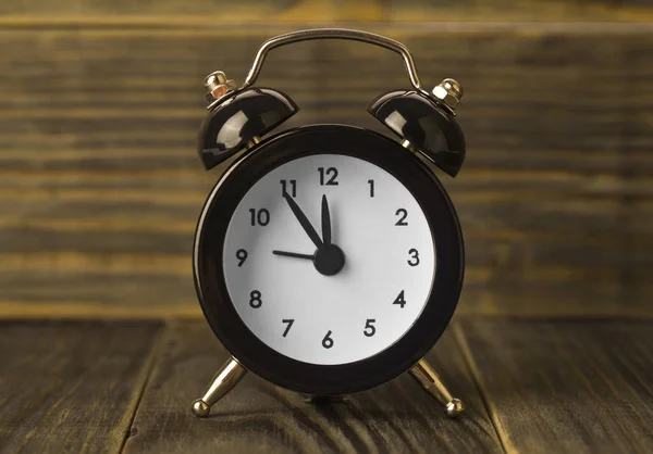 Ahşap Arka Planda Siyah Saat Alarmı — Stok fotoğraf