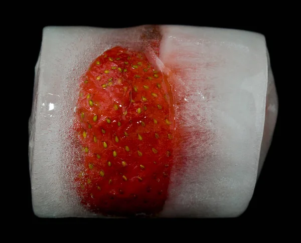 Fresas Rojas Congeladas Hielo Aisladas Sobre Fondo Negro — Foto de Stock