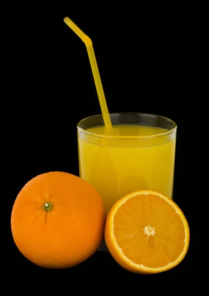 Orangensaft Und Orangen Isoliert Auf Schwarzem Hintergrund Nahaufnahme — Stockfoto