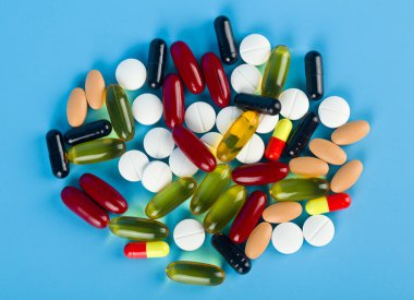 Mavi arka planda renkli haplar, yakın plan. Yukarıdan görüntüle.