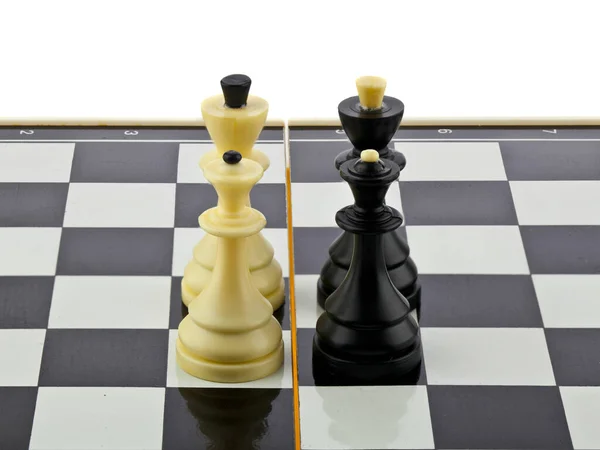 白い背景のクローズアップで隔離されたチェス — ストック写真