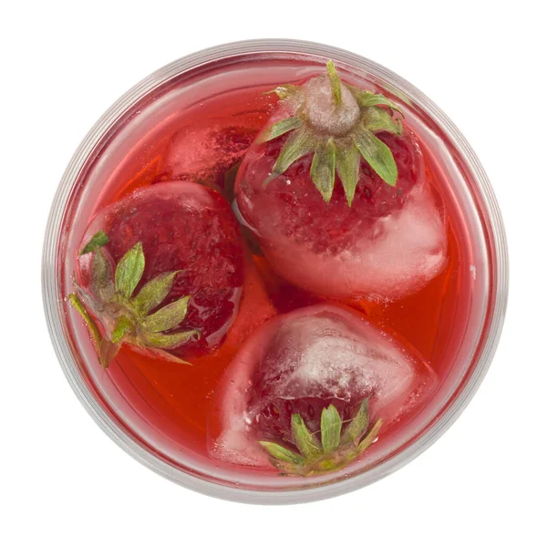 Γυαλί Κρύο Κόκκινο Ποτό Και Φράουλες Παγάκια Απομονωμένο Λευκό Φόντο — Φωτογραφία Αρχείου