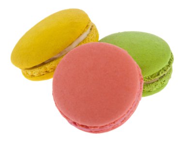 Yeşil, kırmızı, sarı badem kurabiyeleri beyaz arka planda izole edilmiş..