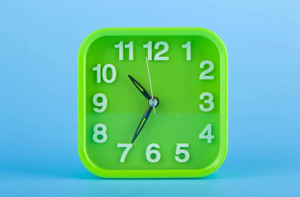 Mavi Arka Planda Yeşil Saat Alarmı — Stok fotoğraf