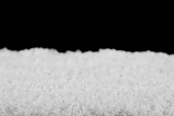 一堆蓬松的白雪隔离在一个黑色背景的特写上 — 图库照片