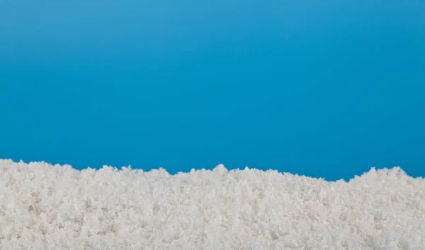 Hromada Bílého Načechraného Sněhu Modrém Pozadí Zblízka — Stock fotografie